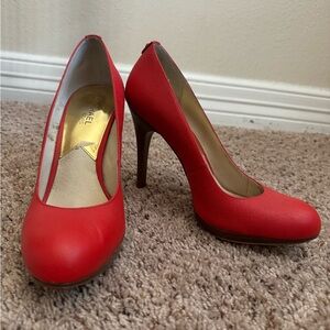 ❌❌SOLD❌❌ MICHAEL Michael Kors Red/Coral Pumps | Size 9M